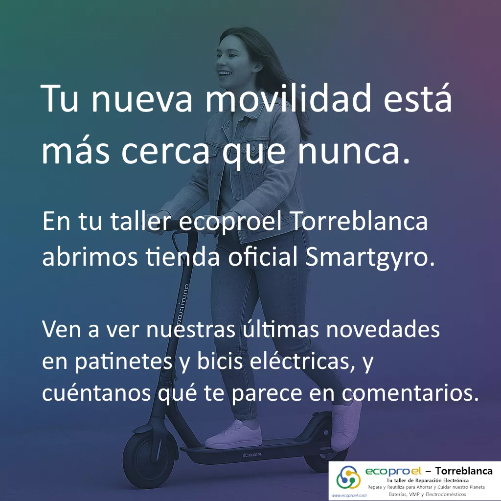 wwwPersona sonriente montando un patinete eléctrico Smartgyro sobre fondo azul, promocionando la apertura de la tienda oficial en el taller ecoproel-Torreblanca.