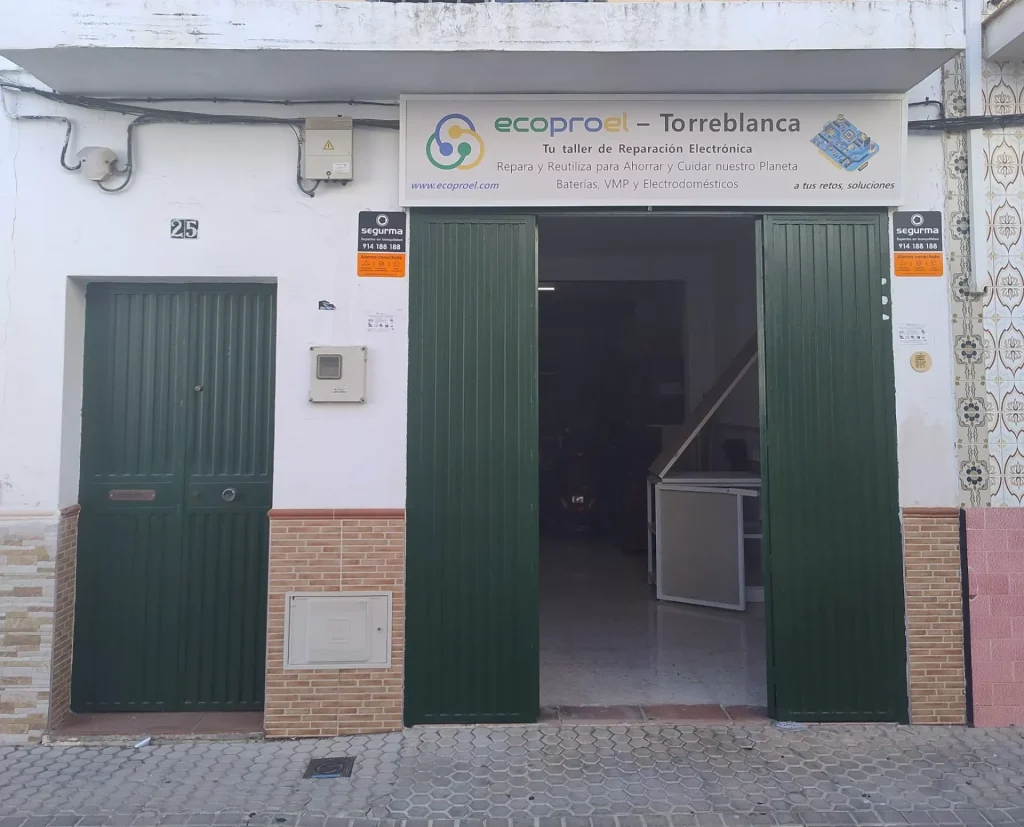 ecoproel - Torreblanca; puerta verde doble del taller de reparación electrónica, número 25, rótulo: Reparar y Reciclar Baterías MVP Electrodomésticos; distintivos SOY ECO